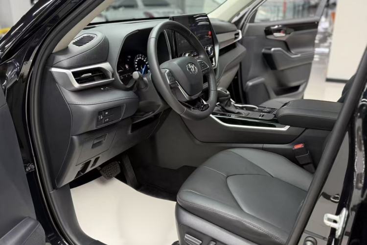 Used Toyota Highlander 2023 2.5L Smart Electric Hybrid Dual-Engine Four-Wheel Drive Prestige Version – 7 Seats Left Front Seat