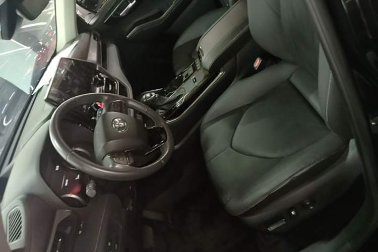 Used Toyota Highlander 2023 2.5L Smart Electric Hybrid Dual-Engine 4x4 Knight Edition 7 Seats Left Front Seat