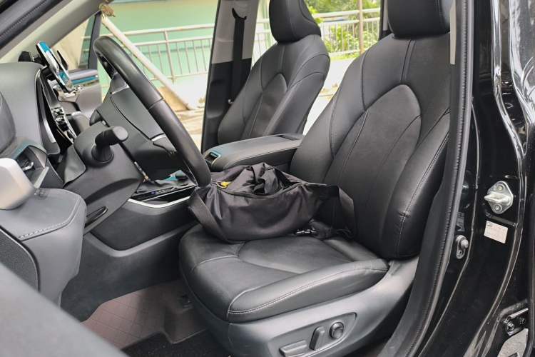 Used Toyota Highlander 2023 2.5L Smart Electric Hybrid Dual-Engine Four-Wheel Drive Prestige Version – 7 Seats Left Front Seat