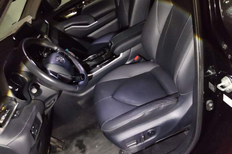 Used Toyota Highlander 2023 2.5L Smart Electric Hybrid Dual-Engine Four-Wheel Drive Prestige Version – 7 Seats Left Front Seat