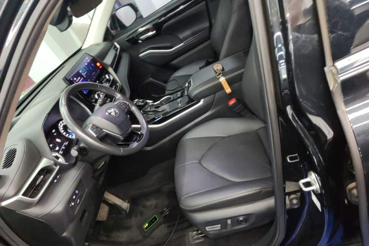 Used Toyota Highlander 2023 2.5L Smart Electric Hybrid Dual-Engine Four-Wheel Drive Prestige Version – 7 Seats Left Front Seat