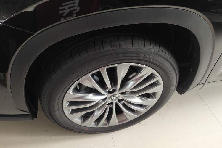 Used Toyota Highlander 2023 2.5L Smart Electric Hybrid Dual-Drive Prestige Version 7 Seats Left Front Wheel Hub