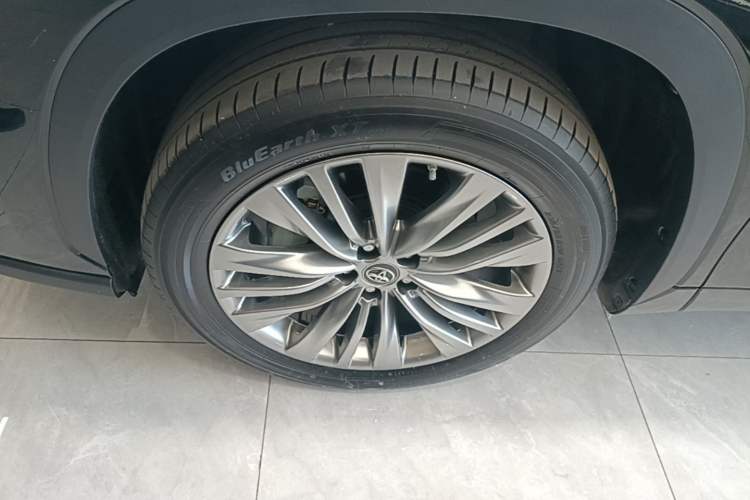 Used Toyota Highlander 2023 2.5L Smart Electric Hybrid Dual-Engine Four-Wheel Drive Prestige Version – 7 Seats Left Front Wheel Hub