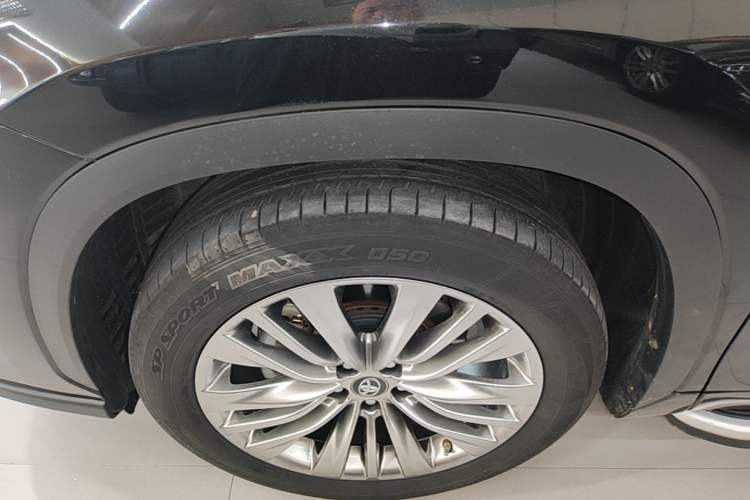Used Toyota Highlander 2023 2.5L Smart Electric Hybrid Dual-Engine Four-Wheel Drive Prestige Version – 7 Seats Left Front Wheel Hub