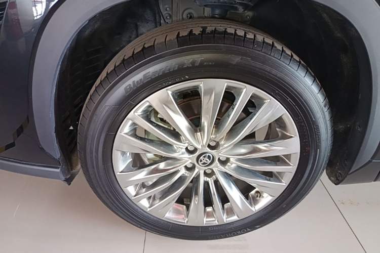 Used Toyota Highlander 2023 2.5L Smart Electric Hybrid Dual-Engine Four-Wheel Drive Prestige Version – 7 Seats Left Front Wheel Hub