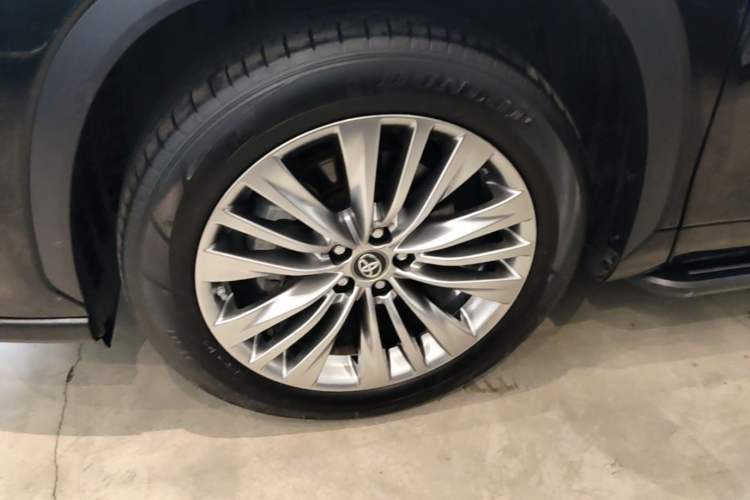Used Toyota Highlander 2023 2.5L Smart Electric Hybrid Dual-Engine Four-Wheel Drive Prestige Version – 7 Seats Left Front Wheel Hub