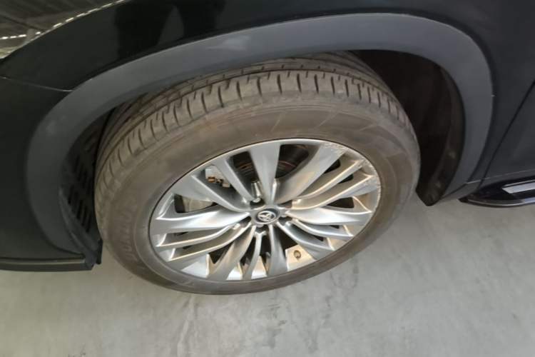 Used Toyota Highlander 2023 2.5L Smart Electric Hybrid Dual-Engine Four-Wheel Drive Prestige Version – 7 Seats Left Front Wheel Hub