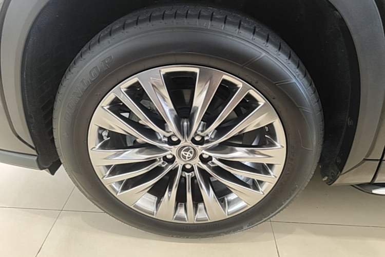 Used Toyota Highlander 2023 2.5L Smart Electric Hybrid Dual-Engine Four-Wheel Drive Prestige Version – 7 Seats Left Front Wheel Hub