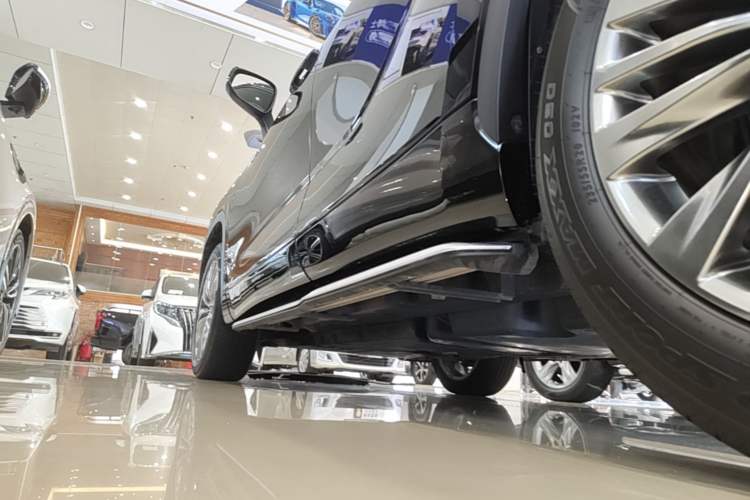 Used Toyota Highlander 2023 2.5L Smart Electric Hybrid Dual-Engine Four-Wheel Drive Prestige Version – 7 Seats Left Side Sill