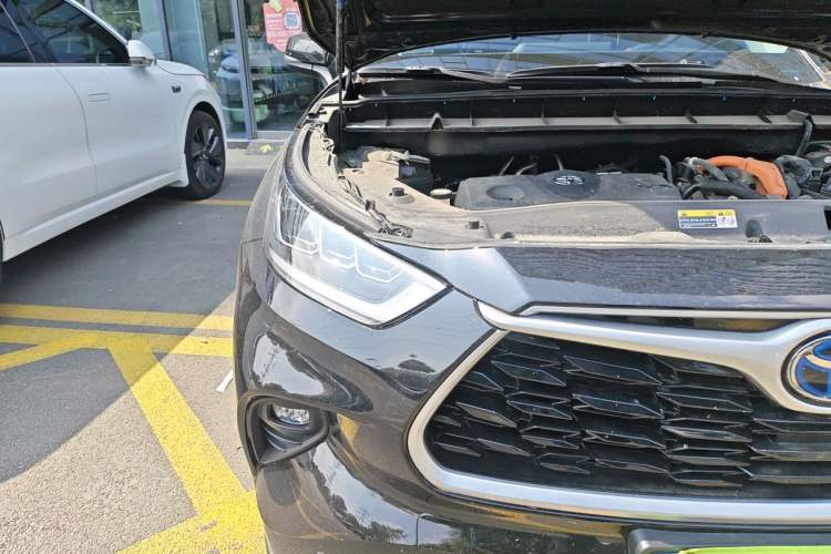 Used Toyota Highlander 2023 2.5L Smart Electric Hybrid Dual-Engine Four-Wheel Drive Prestige Version – 7 Seats Right Front Headlight