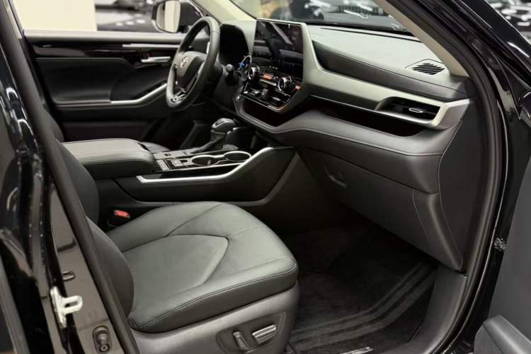 Used Toyota Highlander 2023 2.5L Smart Electric Hybrid Dual-Engine Four-Wheel Drive Prestige Version – 7 Seats Right Front Seat