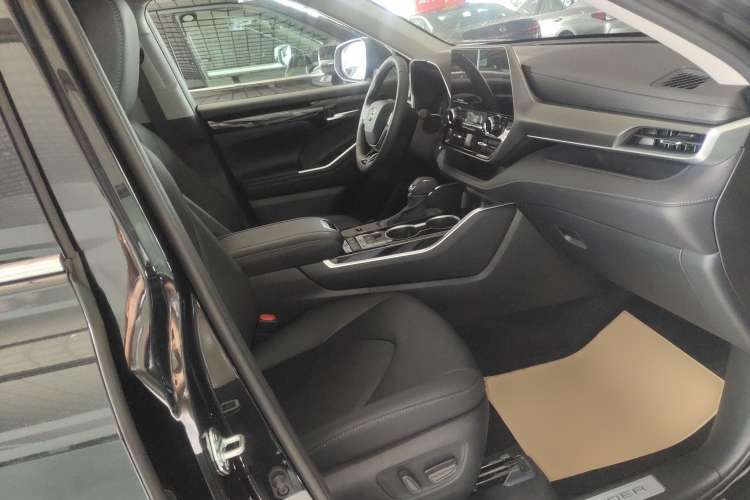 Used Toyota Highlander 2023 2.5L Smart Electric Hybrid Dual-Drive Prestige Version 7 Seats Right Front Seat