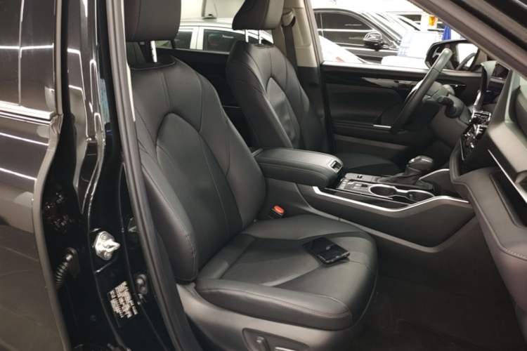 Used Toyota Highlander 2023 2.5L Smart Electric Hybrid Dual-Drive Prestige Version 7 Seats Right Front Seat