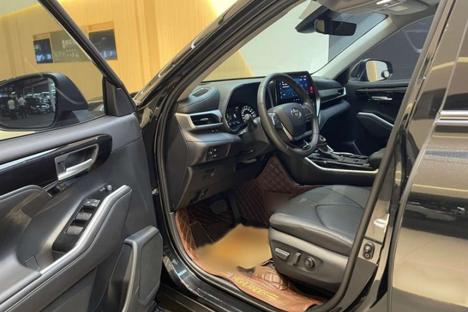 Used Toyota Highlander 2023 2.5L Smart Electric Hybrid Dual-Engine Four-Wheel Drive Prestige Version – 7 Seats Right Front Seat