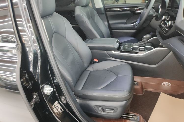 Used Toyota Highlander 2023 2.5L Smart Electric Hybrid Dual-Engine Four-Wheel Drive Prestige Version – 7 Seats Right Front Seat