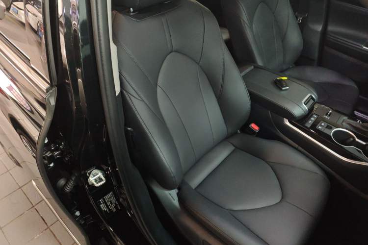 Used Toyota Highlander 2023 2.5L Smart Electric Hybrid Dual-Motor All-Wheel-Drive Luxury 7-Seater Right Front Seat
