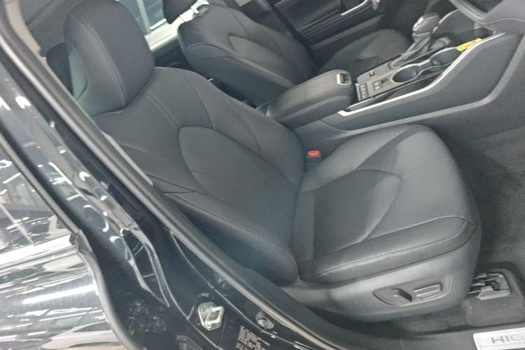 Used Toyota Highlander 2023 2.5L Smart Electric Hybrid Dual-Motor All-Wheel-Drive Luxury 7-Seater Right Front Seat