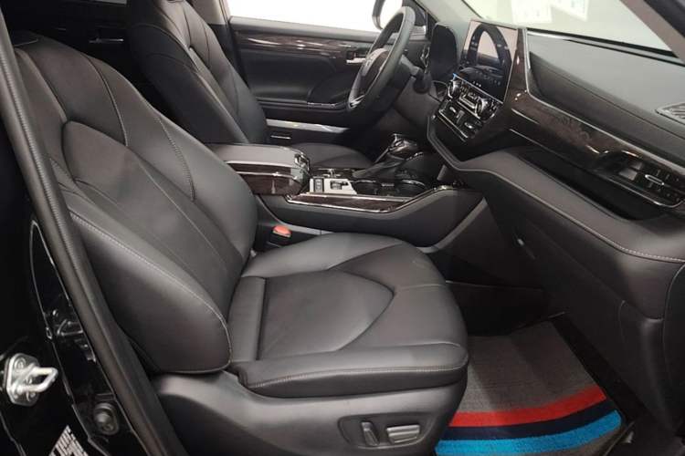 Used Toyota Highlander 2023 2.5L Smart Electric Hybrid Dual-Engine 4x4 Knight Edition 7 Seats Right Front Seat