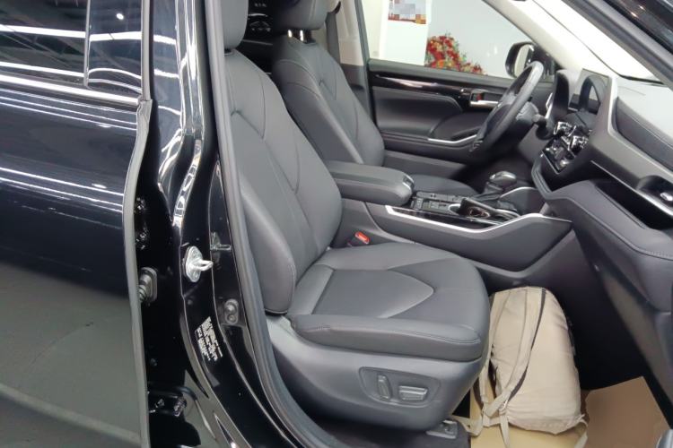 Used Toyota Highlander 2023 2.5L Smart Electric Hybrid Dual-Engine Four-Wheel Drive Prestige Version – 7 Seats Right Front Seat