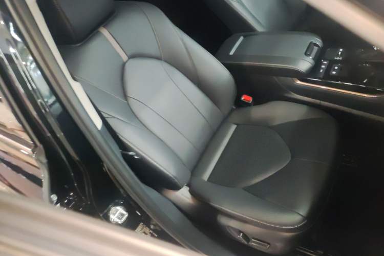 Used Toyota Highlander 2023 2.5L Smart Electric Hybrid Dual-Engine 4x4 Knight Edition 7 Seats Right Front Seat