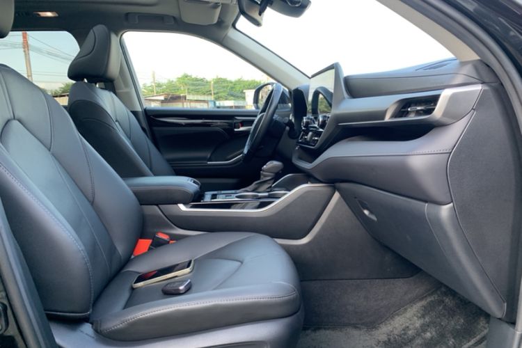 Used Toyota Highlander 2023 2.5L Smart Electric Hybrid Dual-Engine Four-Wheel Drive Prestige Version – 7 Seats Right Front Seat