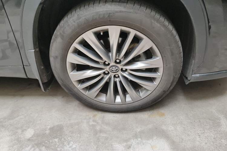 Used Toyota Highlander 2023 2.5L Smart Electric Hybrid Dual-Engine Four-Wheel Drive Prestige Version – 7 Seats Right Front Wheel Hub