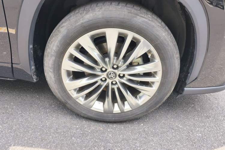 Used Toyota Highlander 2023 2.5L Smart Electric Hybrid Dual-Engine Four-Wheel Drive Prestige Version – 7 Seats Right Front Wheel Hub
