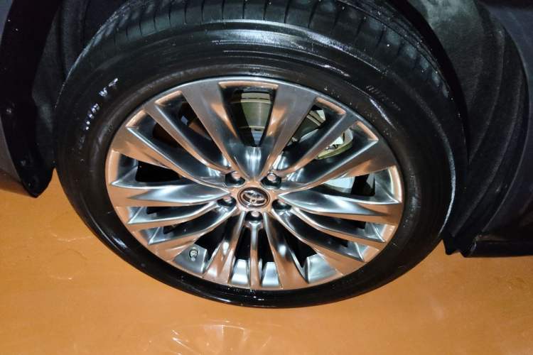 Used Toyota Highlander 2023 2.5L Smart Electric Hybrid Dual-Engine Four-Wheel Drive Prestige Version – 7 Seats Right Front Wheel Hub