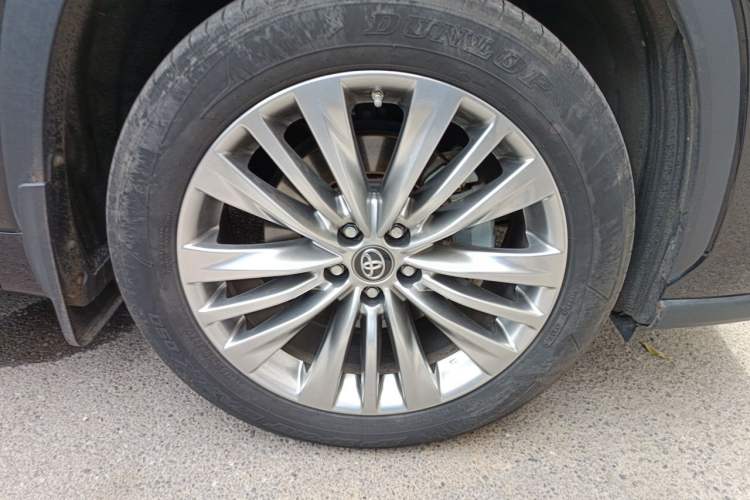 Used Toyota Highlander 2023 2.5L Smart Electric Hybrid Dual-Engine Four-Wheel Drive Prestige Version – 7 Seats Right Front Wheel Hub
