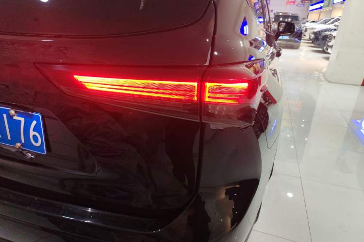 Used Toyota Highlander 2023 2.5L Smart Electric Hybrid Dual-Engine 4x4 Knight Edition 7 Seats Right Rear Taillight