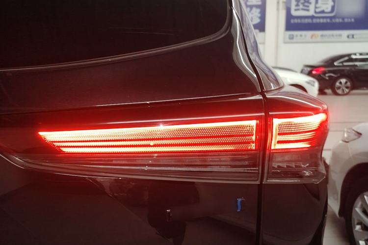 Used Toyota Highlander 2023 2.5L Smart Electric Hybrid Dual-Engine 4x4 Knight Edition 7 Seats Right Rear Taillight
