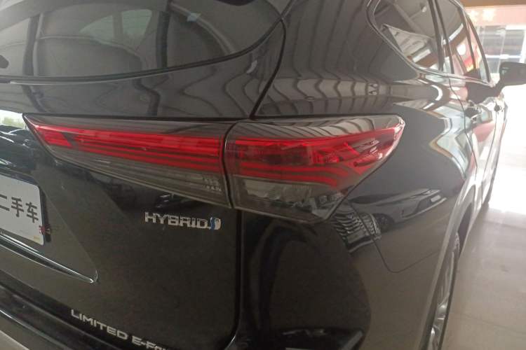 Used Toyota Highlander 2023 2.5L Smart Electric Hybrid Dual-Motor All-Wheel-Drive Supreme Edition – 7 Seats Right Rear Taillight