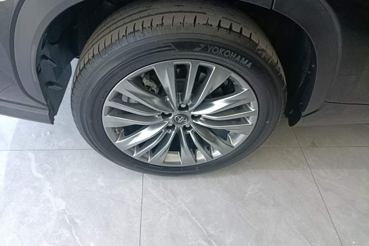 Used Toyota Highlander 2023 2.5L Smart Electric Hybrid Dual-Engine Four-Wheel Drive Prestige Version – 7 Seats Right Rear Wheel Hub