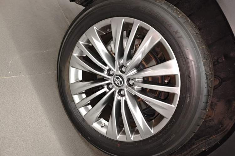 Used Toyota Highlander 2023 2.5L Smart Electric Hybrid Dual-Drive Prestige Version 7 Seats Right Rear Wheel Hub