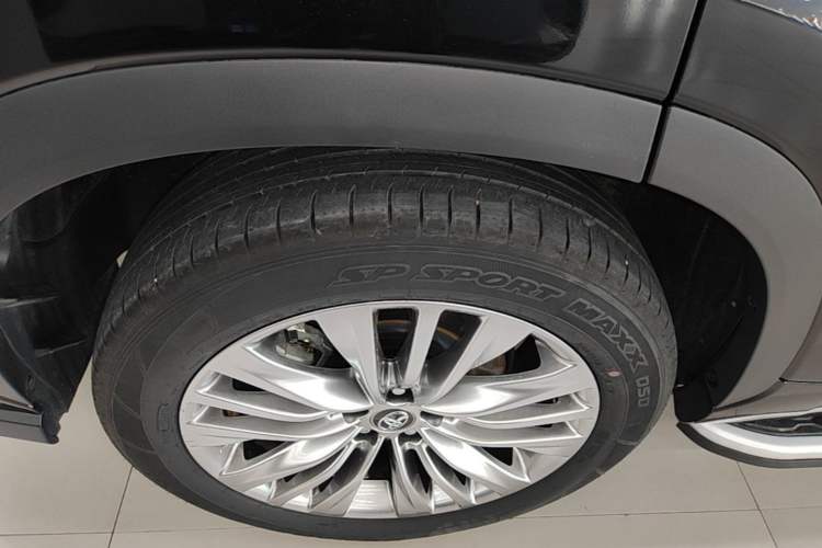 Used Toyota Highlander 2023 2.5L Smart Electric Hybrid Dual-Engine Four-Wheel Drive Prestige Version – 7 Seats Right Rear Wheel Hub