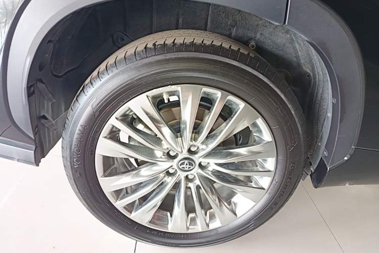 Used Toyota Highlander 2023 2.5L Smart Electric Hybrid Dual-Engine Four-Wheel Drive Prestige Version – 7 Seats Right Rear Wheel Hub