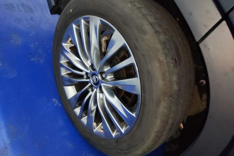 Used Toyota Highlander 2023 2.5L Smart Electric Hybrid Dual-Engine Four-Wheel Drive Prestige Version – 7 Seats Right Rear Wheel Hub