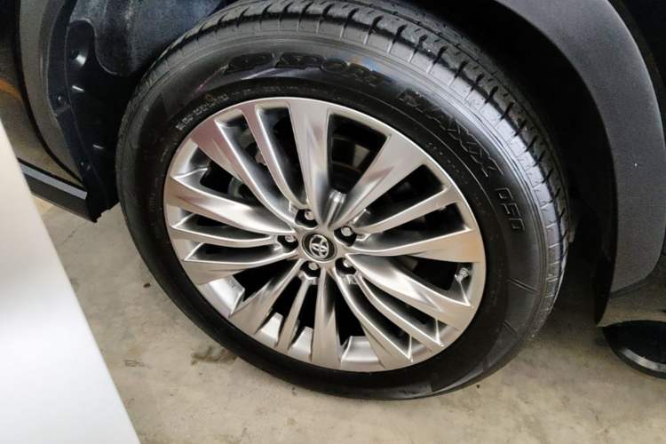 Used Toyota Highlander 2023 2.5L Smart Electric Hybrid Dual-Engine Four-Wheel Drive Prestige Version – 7 Seats Right Rear Wheel Hub