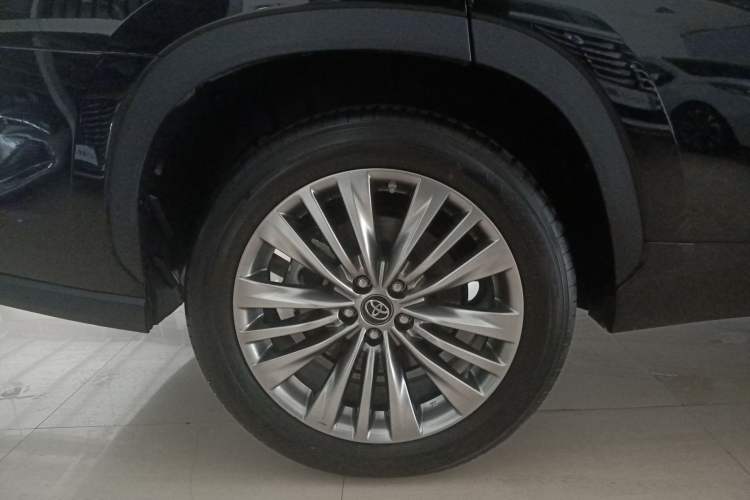 Used Toyota Highlander 2023 2.5L Smart Electric Hybrid Dual-Motor All-Wheel-Drive Supreme Edition – 7 Seats Right Rear Wheel Hub