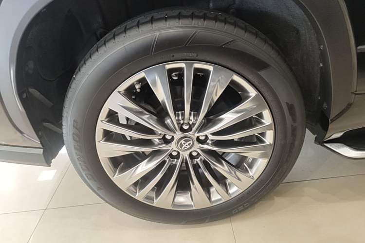 Used Toyota Highlander 2023 2.5L Smart Electric Hybrid Dual-Engine Four-Wheel Drive Prestige Version – 7 Seats Right Rear Wheel Hub