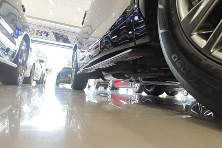 Used Toyota Highlander 2023 2.5L Smart Electric Hybrid Dual-Engine Four-Wheel Drive Prestige Version – 7 Seats Right Side Sill