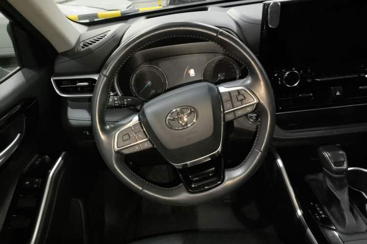 Used Toyota Highlander 2023 2.5L Smart Electric Hybrid Dual-Drive Prestige Version 7 Seats Steering Wheel