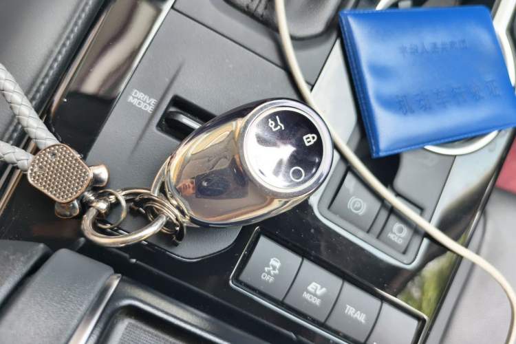 Used Toyota Highlander 2023 2.5L Smart Electric Hybrid Dual-Engine Four-Wheel Drive Prestige Version – 7 Seats Vehicle Key