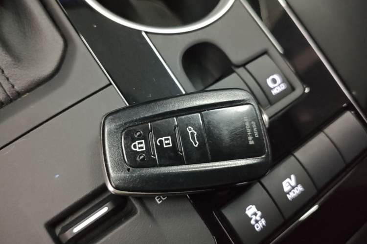 Used Toyota Highlander 2023 2.5L Smart Electric Hybrid Dual-Drive Prestige Version 7 Seats Vehicle Key