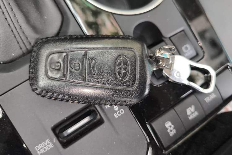 Used Toyota Highlander 2023 2.5L Smart Electric Hybrid Dual-Engine Four-Wheel Drive Prestige Version – 7 Seats Vehicle Key