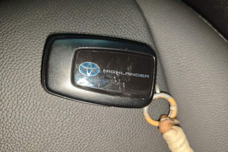 Used Toyota Highlander 2023 2.5L Smart Electric Hybrid Dual-Engine Four-Wheel Drive Prestige Version – 7 Seats Vehicle Key