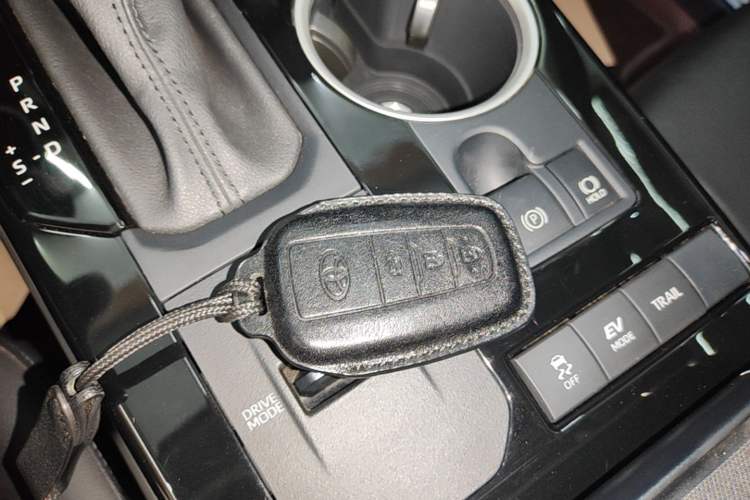 Used Toyota Highlander 2023 2.5L Smart Electric Hybrid Dual-Engine Four-Wheel Drive Prestige Version – 7 Seats Vehicle Key