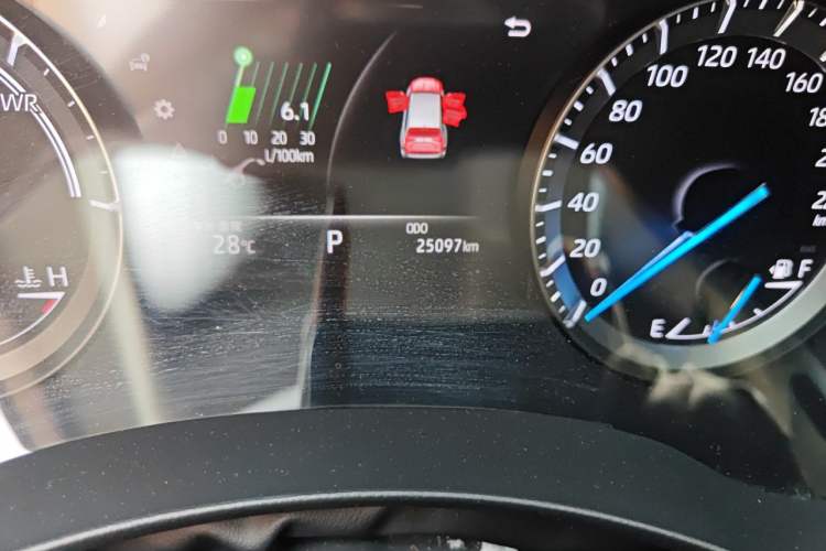 Used Toyota Highlander 2023 2.5L Smart Electric Hybrid Dual-Engine 4x4 Elite Edition 7 Seats Odometer Close Up