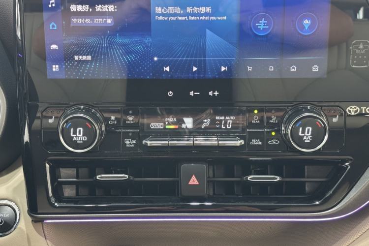 Used Toyota Highlander 2023 2.5L Smart Electric Hybrid Dual-Drive Prestige Version 7 Seats Audio And AC Panel