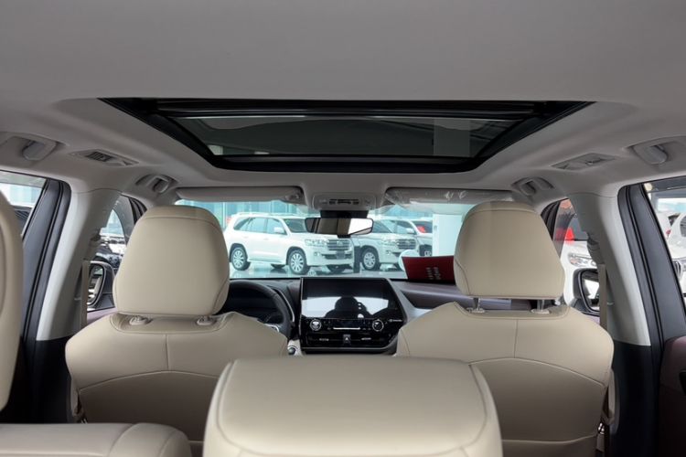 Used Toyota Highlander 2023 2.5L Smart Electric Hybrid Dual-Drive Prestige Version 7 Seats Headliner